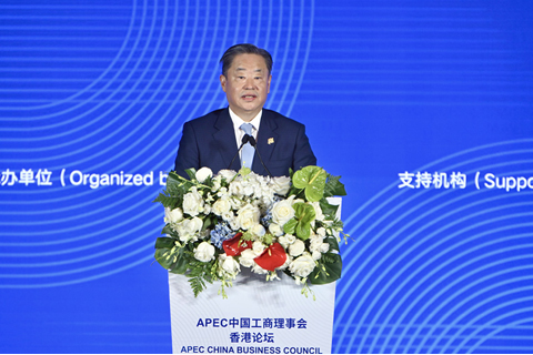 ◎ 四月二十二日,APEC中國工商理事會香港論壇開幕。圖為第二屆中國國際供應鏈促進博覽會的主題推介,APEC中國工商理事會主席寧高寧致辭。(中新社記者 李志華 攝)