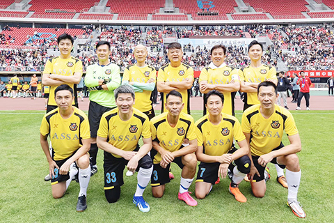 ◎ 香港明星足球隊球員合照。他們將參予五月十九日在澳門迎戰費高一行。