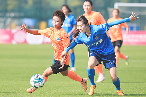 ◎ 四月二十七日,武漢車谷江大隊球員張琳艷(左)和江蘇無錫隊球員楊茜在比賽中拼搶。武漢車谷江大隊客場一比0戰勝江蘇無錫隊。(新華社發 蘇陽 攝)