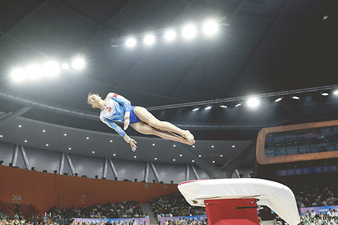◎ 四月二十七日,福建隊選手邱祺緣在跳馬比賽中。在廣東肇慶舉行的全國體操錦標賽暨巴黎奧運會選拔賽女子個人全能比賽中,福建隊選手邱祺緣以一百一十點七五零分的成績奪得冠軍,廣東隊選手歐鈺珊與湖南隊選手周雅琴分獲亞軍和季軍。(新華社記者 曹燦 攝)