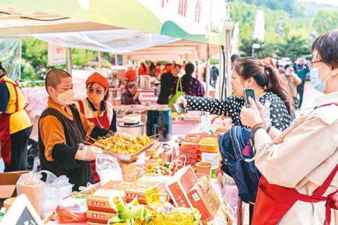◎ 宜興素博會邀請海峽兩岸及亞洲地區的特色廠商、千餘種產品進駐,圖為素食區景況。 圖╱宜興大覺寺提供