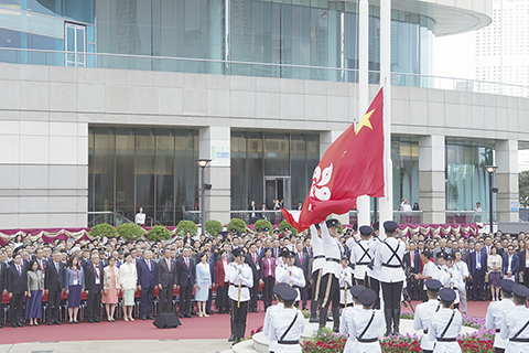 ◎ 七月一日,香港特區政府在金紫荊廣場舉行升旗儀式,慶祝香港回歸祖國廿七周年。(新華社記者呂小煒 攝)