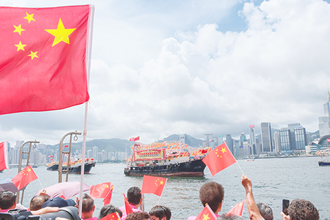 ◎ 七月一日,香港漁民團體聯會組織二十七艘大漁船在維多利亞港巡遊,慶祝香港回歸祖國廿七周年。(香港中通社記者許其皓 攝)