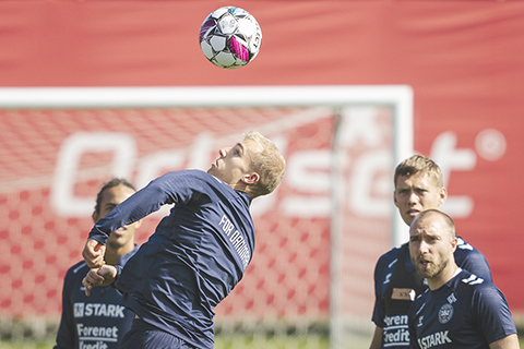 ◎ 澳門時間明夜二時四十五分,歐國聯A四組,丹麥國足將迎戰瑞士隊。圖為丹麥隊昨日備戰。(美聯社)