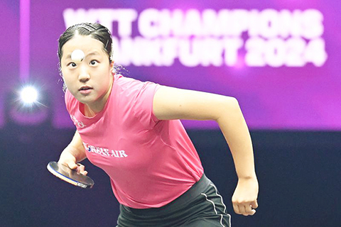 ◎ 十一月八日,申裕斌在比賽中發球。中國選手王藝迪三比0戰勝韓國選手申裕斌,晉級四強。(新華社發)