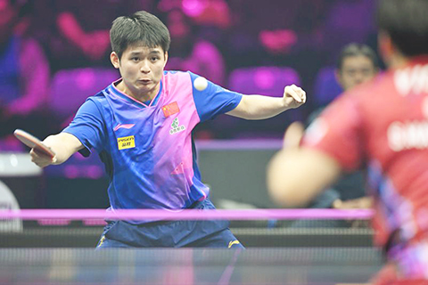 ◎ 十一月八日,林詩棟在比賽中回球。中國選手林詩棟三比一戰勝日本選手松島輝空,晉級四強。(新華社發)