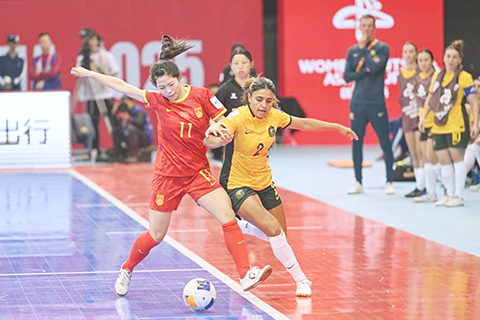 ◎ 五月六日,中國隊球員蘇嘉虹(左)在比賽中拼搶。在內蒙古呼和浩特市舉辦的二0二五年亞足聯女子五人制足球亞洲盃A組比賽中,中國隊三比一戰勝澳大利亞隊。(新華社記者 貝赫 攝)
