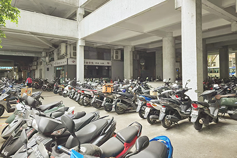 ◎ 北區多棟大廈地面層泊滿電單車。