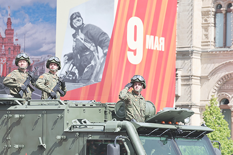 ◎ 當地時間五月九日,俄羅斯舉行盛大慶典,紀念蘇聯偉大衞國戰爭勝利八十周年。圖為當日,在俄羅斯首都莫斯科,軍人參加紀念蘇聯偉大衞國戰爭勝利八十周年閱兵式。(新華社記者丁林 攝)
