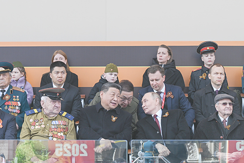 ◎ 當地時間五月九日,俄羅斯舉行盛大慶典,紀念蘇聯偉大衞國戰爭勝利八十周年。國家主席習近平和來自世界二十多個國家及國際組織領導人應邀出席慶典。(新華社記者謝環馳 攝)