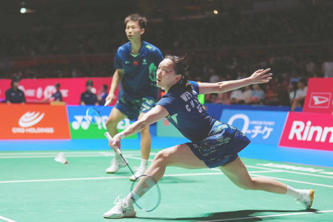 ◎ 七月十七日,蔣振邦/魏雅欣(前)在比賽中。日本羽毛球公開賽混合雙打八分之一決賽中,中國組合蔣振邦/魏雅欣二比0戰勝馬來西亞組合馬來西亞組合許邦榮/鍾舒韻,晉級八強。(新華社記者 賈浩成 攝)