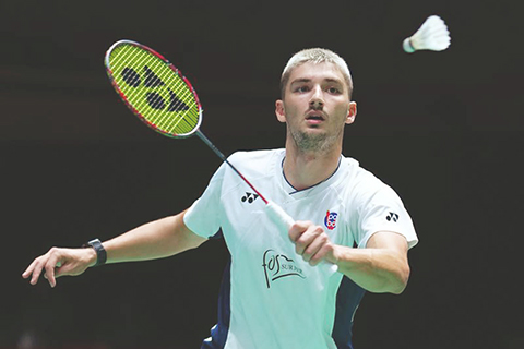 ◎ 七月十七日,小波波夫在比賽中回球。日本羽毛球公開賽男子單打八分之一決賽中,中國選手雷蘭曦0比二不敵法國選手小波波夫,無緣八強。(新華社記者 賈浩成 攝)