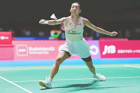 ◎ 七月十七日,李文珊在比賽中回球。日本羽毛球公開賽女子單打八分之一決賽中,中國選手陳雨菲二比一戰勝加拿大選手李文珊,晉級八強。(新華社記者 賈浩成 攝)