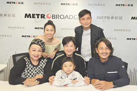 ◎ 主持薛家燕、范振鋒、思敏與黃澤鋒及太太陳麗麗、大女兒。