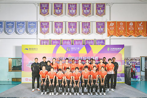 ◎ 十二月二日,中國排球超級聯賽天津渤海銀行女排出征儀式舉行。本賽季,天津渤海銀行女排引進了巴西主攻娜塔莉婭和多米尼加副攻馬丁內斯,為隊伍注入了新力量。圖為新賽季天津渤海銀行女排球員和教練員亮相。(中新社記者 佟郁 攝)