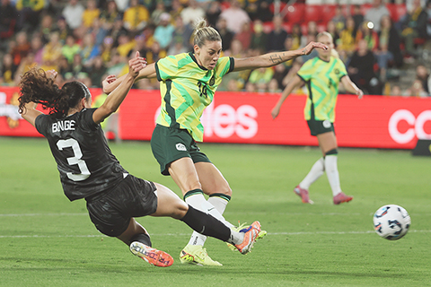 ◎ 昨晚女足友賽,綠黃衣澳洲隊踞主場二比零勝新西蘭。(美聯社)