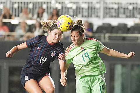 ◎ 藍衣美國女足昨早在佛州友賽,二比零打退意大利女足。(美聯社)