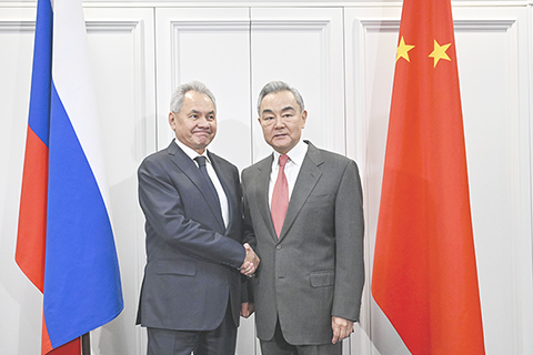 ◎ 十二月二日,中共中央政治局委員、中央外辦主任王毅在莫斯科同俄羅斯聯邦安全會議秘書紹伊古共同主持中俄第二十輪戰略安全磋商。(新華社記者 郝建偉 攝)