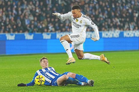 ◎ 麥巴比(上)昨晨為皇馬先開紀錄。(美聯社)