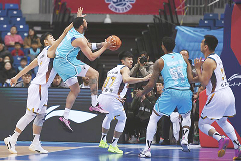 ◎ 十二月十五日,青島嶗山啤酒隊球員韋瑟斯龐(左二)伺機投籃。CBA常規賽第二輪比賽中,青島嶗山啤酒隊主場九十六比六十四戰勝四川豐谷酒業隊。(新華社記者 李紫恆 攝)