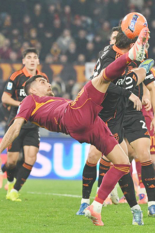 ◎ 意甲羅馬昨晨憑法蘭卡入波,一比零打退科木。圖為主隊悍將柏歷堅尼(前)賣力爭搶。(新華社)
