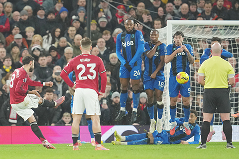 ◎ 曼聯隊長般費(左)精準自由球追平般茅三比三。(美聯社)