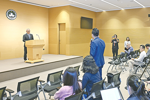 ◎ 行政長官岑浩輝返抵澳門後,昨日向傳媒總結赴北京述職行程。