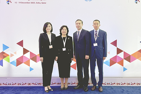 ◎ 廉政專員歐陽湘和中國代表團團長、外交部副部長華春瑩。(左二)等合照。