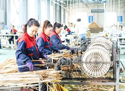 大同市廣靈縣的「巧娘們」正在生產車間加工原材料。(余宏 攝)