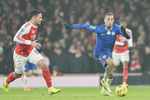 ◎ 車路士的祖奧柏度昨役帶球疾進。(新華社發)