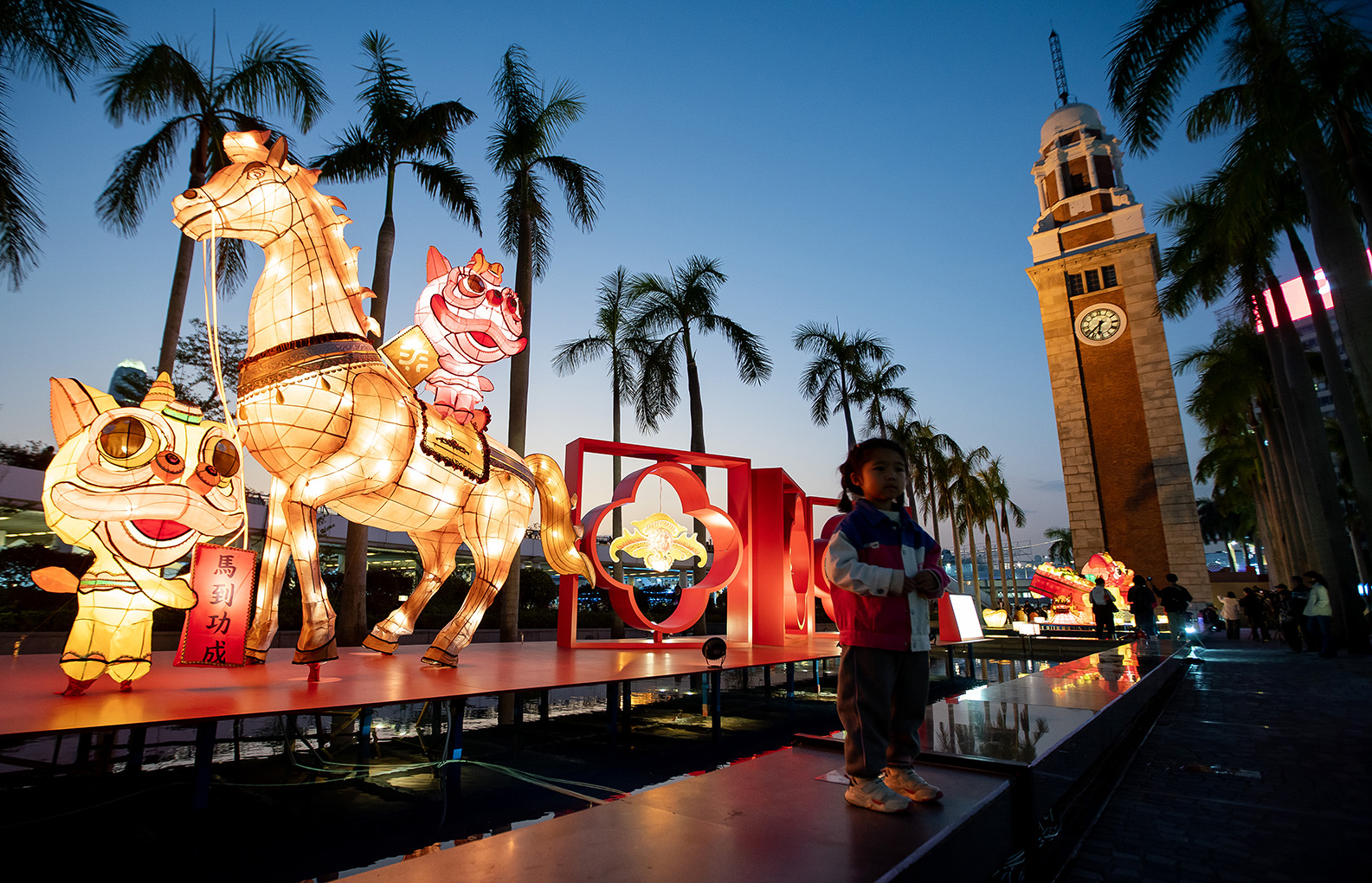 ◎ 二月十二日至三月十五日,丙午年春節彩燈展於香港文化中心露天廣場舉行。活動展示非物質文化遺產花燈,包含駿馬、蝠鼠和醒獅等造型。亮燈時間為每日下午六時至晚上十一時。(香港中通社記者 陳奕啟 攝) ◎ 二月十二日,香港特區政府統計處公佈的臨時數據顯示,二0二五年年底香港人口為七百五十一點零八萬人,較二0二四年同期增加一點零二萬人,升幅為百分之零點一。圖為香港銅鑼灣街頭人來人往(資料圖)。(中新社