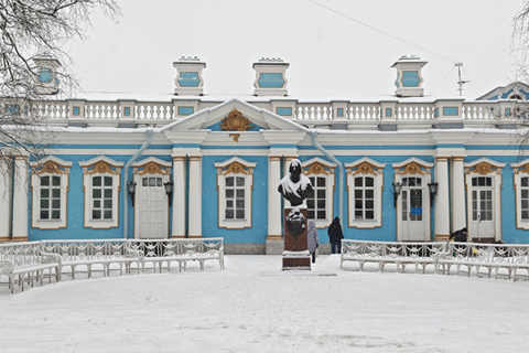 宮殿前面的普希金像