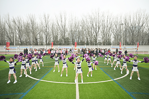 ◎ 三月二日,北京一零一中昌平實驗學校以「為學生的終身幸福奠基——健康第一」為主題開展開學第一課,迎接春季新學期到來。活動通過分年級、分主題、沉浸式的課程設計,引導學生在體驗中習得健康知識、在運動中錘煉意志品質。圖為啦啦隊在足球班超聯賽開始前進行展示。 (中新社記者 趙文宇 攝)