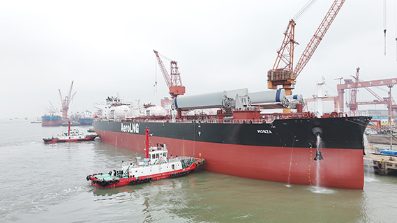 長江幹線馬年首支超大型新造船舶編隊從江蘇出江試航。(楊躍志 攝)