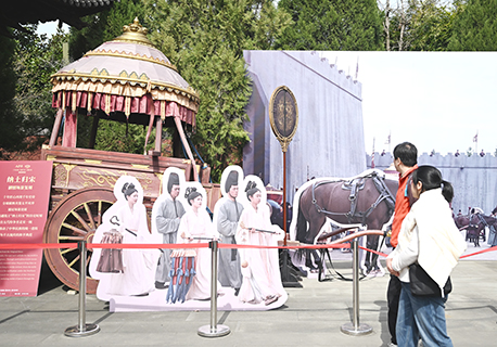 2月23日,杭州,遊人在錢王祠了解納土歸宋劇情場景復刻。(王剛 攝)