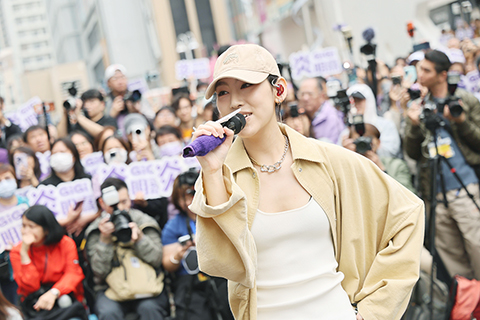 ◎ 炎明熹獻聲。