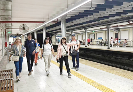 結伴搭地鐡,心雄膽壯。