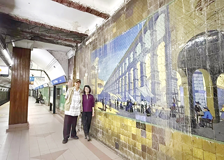 長廊壁畫前留念。