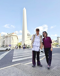 參觀方尖碑,遇上疑似賊人。