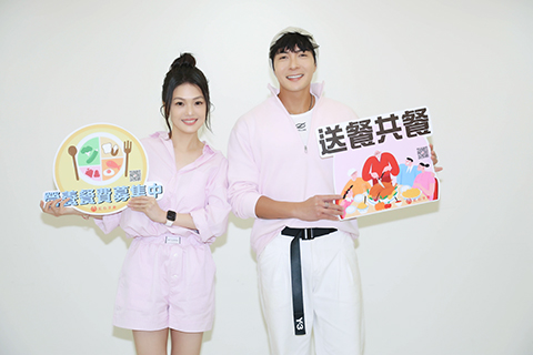 ◎ 台灣女團「蜜雪薇琪」成員蜜雪(左)、與大馬歌手江耀崙(右),應邀擔任紅心字會公益大使,前往信義老人中心及廣慈、達仁日間照顧中心和長輩們一起做運動,為弱勢長者募集營養餐食款項。(香港中通社圖片)