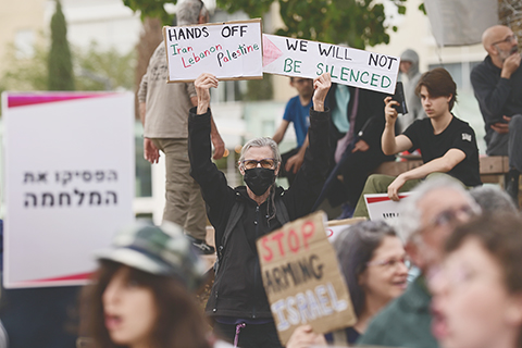 ◎ 三月十四日,在以色列特拉維夫,人們參加抗議美以襲擊伊朗的集會,要求結束一切戰爭行為。(托默.紐伯格/JINI新華社)