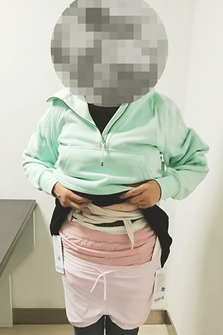 ◎ 拱北海關所屬青茂海關查獲旅客走私品牌衣服進境。