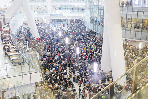 ◎ 四月三日,清明復活節首日,離港的人流擠滿香港西九龍高鐵站。香港入境事務處預計,四月三日至七日復活節及清明節長假期間,香港各海、陸、空管制站總出入境人次約達六百四十四萬,其中約五百四十三萬人次將經陸路口岸通行。(香港中通社記者 陳奕啟 攝)