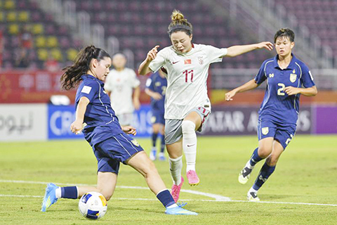 ◎ 四月七日,中國隊球員余星悅(中)在比賽中突破。在泰國巴吞他尼府舉辦的U20女足亞洲盃小組賽中,中國隊一比零勝泰國隊。(新華社發 拉亨攝)