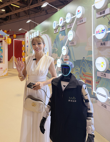 ◎ 機器人與海外網紅聯手直播。