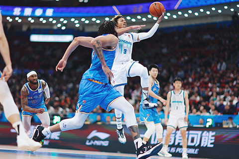 ◎ 4月14日,在北京五棵松體育館舉行的CBA常規賽比賽中,北京北汽隊主場87比70戰勝青島嶗山啤酒隊。圖為青島嶗山啤酒隊約瑟夫楊(白衣)進攻。(中新社記者 韓海丹 攝)