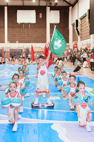 ◎ 濠江中學附屬幼稚園籃球操場面震撼,編排用心。