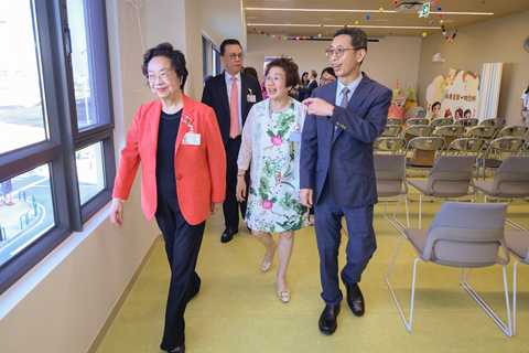 ◎ 韓衛局長視察托兒所内設施。