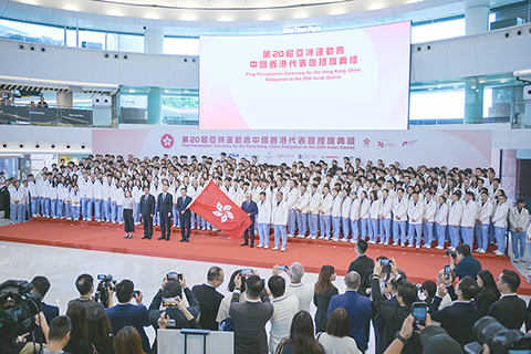 ◎ 九月一日,第二十屆亞洲運動會中國香港代表團授旗典禮在香港舉行,香港特區行政長官李家超(前排左四)向代表團授予特區區旗。(中新社記者陳永諾 攝)