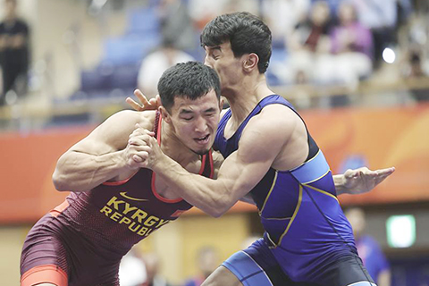 ◎ 十月一日,吉爾吉斯斯坦選手沙爾申別科夫(左)和烏茲別克斯坦選手加尼耶夫在決賽中。沙爾申別科夫獲得冠軍,加尼耶夫獲得亞軍。亞運會男子古典式摔跤六十公斤級比賽在日本名古屋舉行。(新華社記者 龍雷 攝)